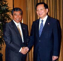 Japanese and Chinese foreign ministers meet